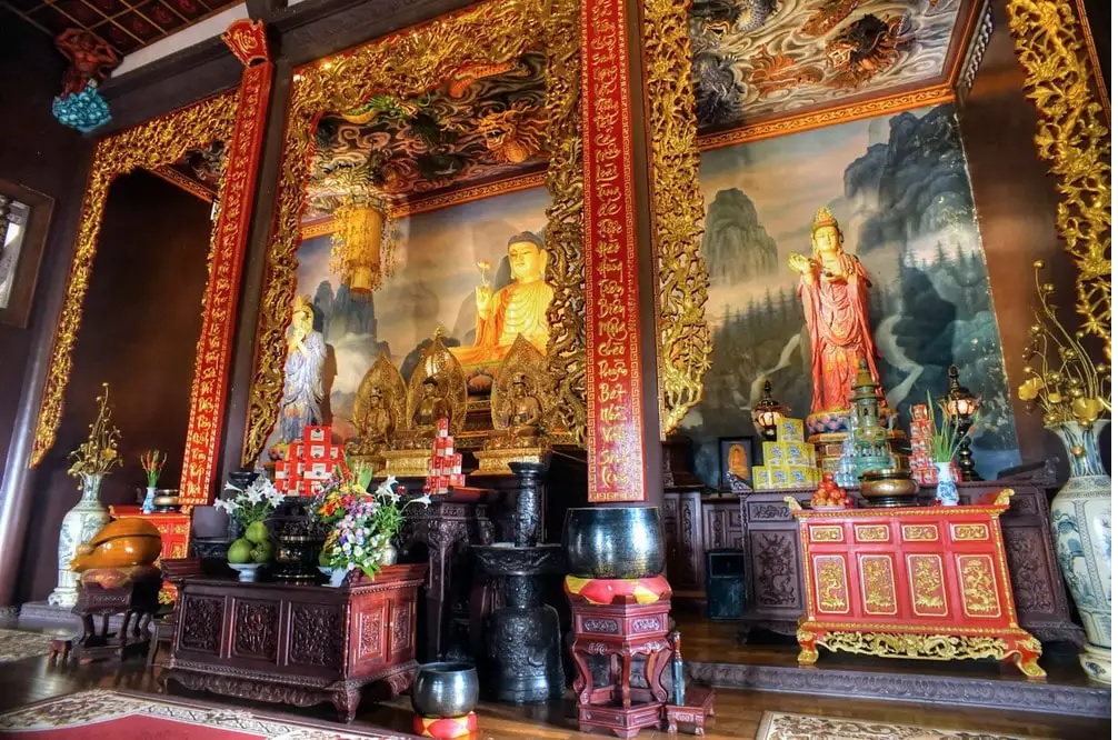 Một góc thờ tự trong chùa Thiên Hưng Bình Định
