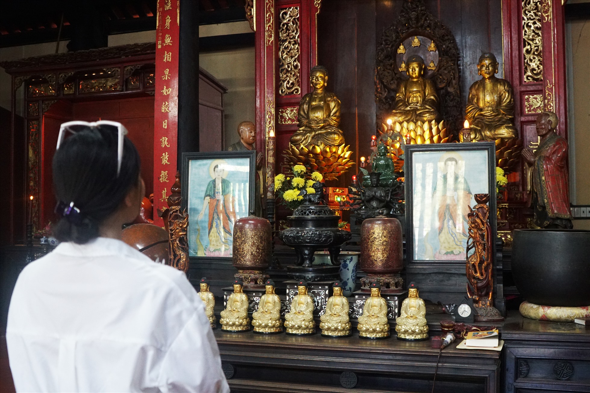 Ăn mặc lịch sự khi đến chiêm bái tại chùa Thiên Hưng 