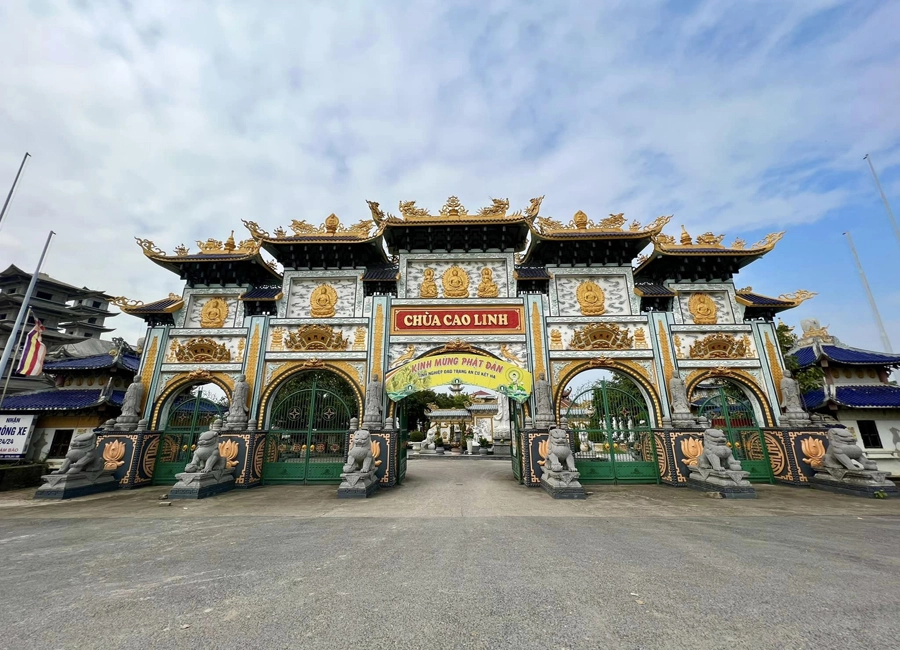 Cổng chùa uy nghiêm, bề thế của chùa Cao Linh  