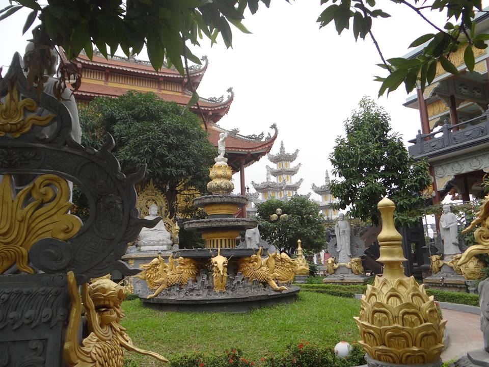 Một góc đài phun nước tại chùa Cao Linh  